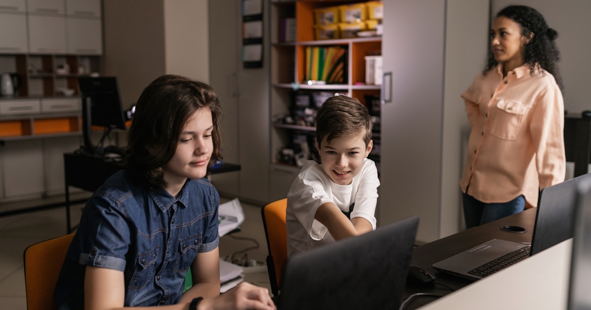 Illustrated infographic showing online course completion rate statistics and dropout factors