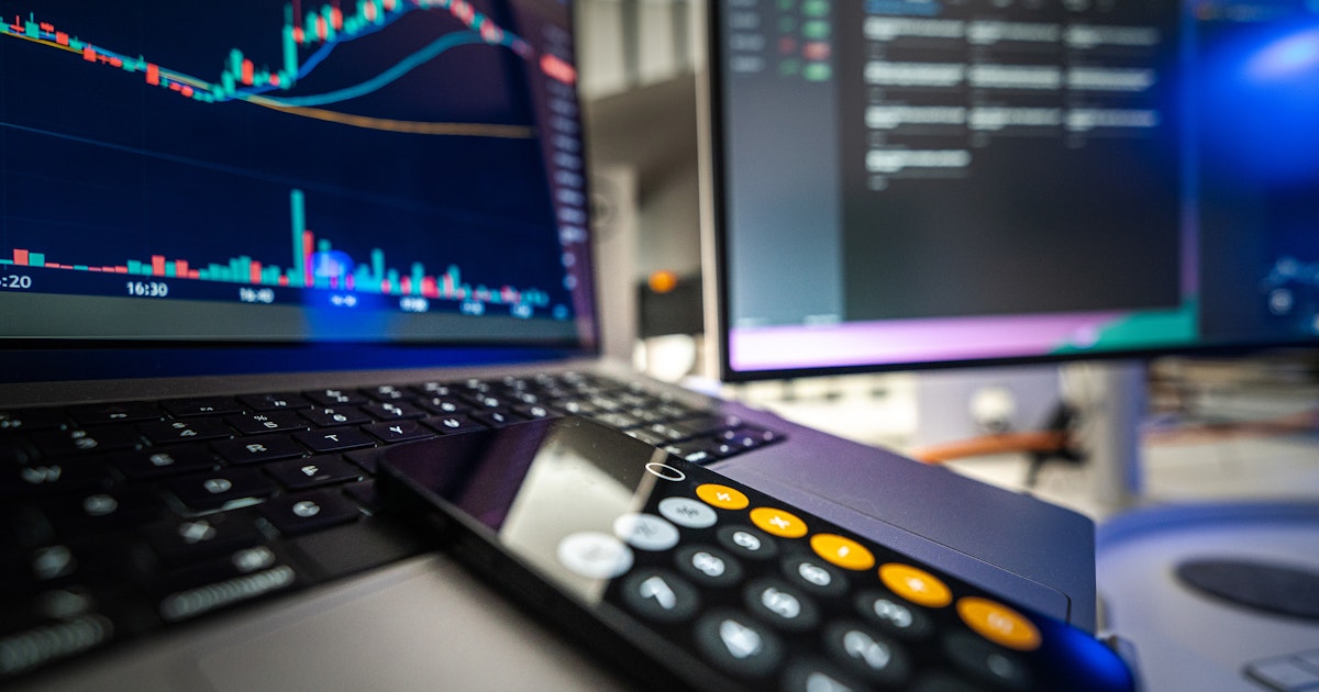 Illustrated comparison of index funds versus actively managed funds with performance data